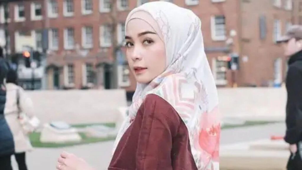 idea baju maroon tudung warna motif