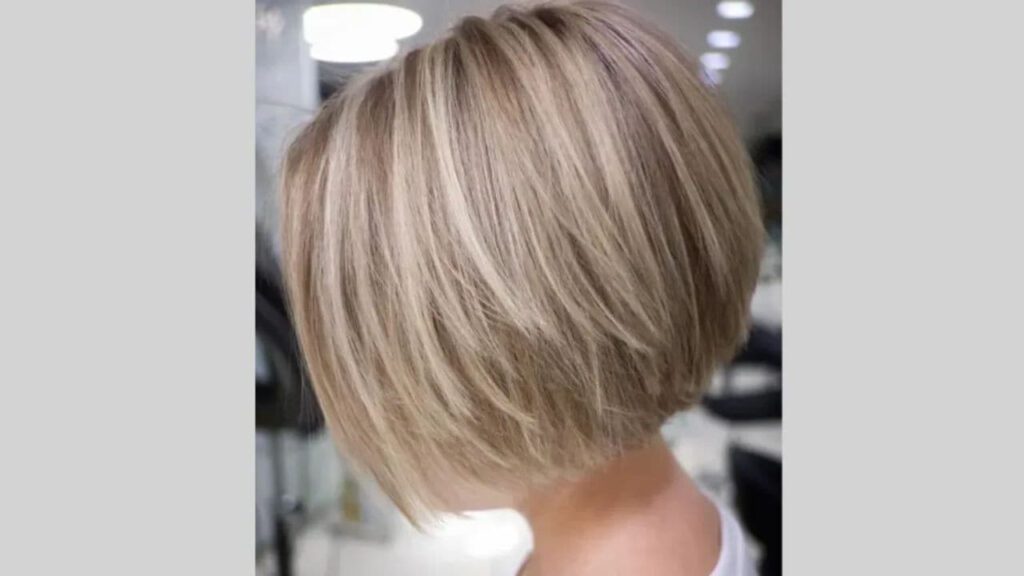 gaya rambut layer pendek perempuan, straight textured blonde bob