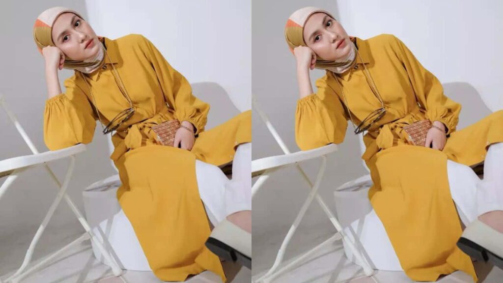 baju kuning diraja tudung bercorak