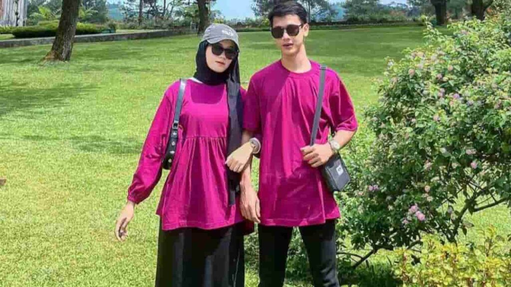 baju magenta tudung warna hitam