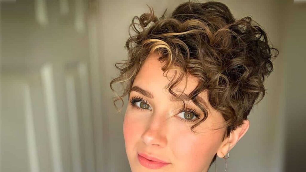 style rambut kerinting perempuan curly pixie cut