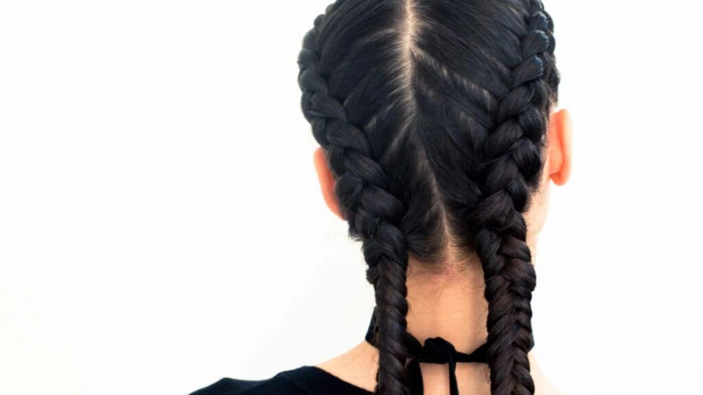 style rambut kerinting perempuan double braid