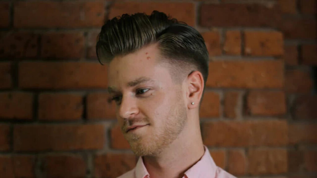 gaya rambut pendek pria sesuai bentuk wajah,classic pompadour (untuk muka persegi)