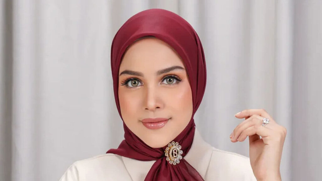 baju kelabu tudung warna maroon