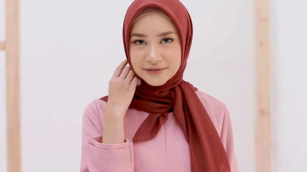 baju pink tudung warna maroon