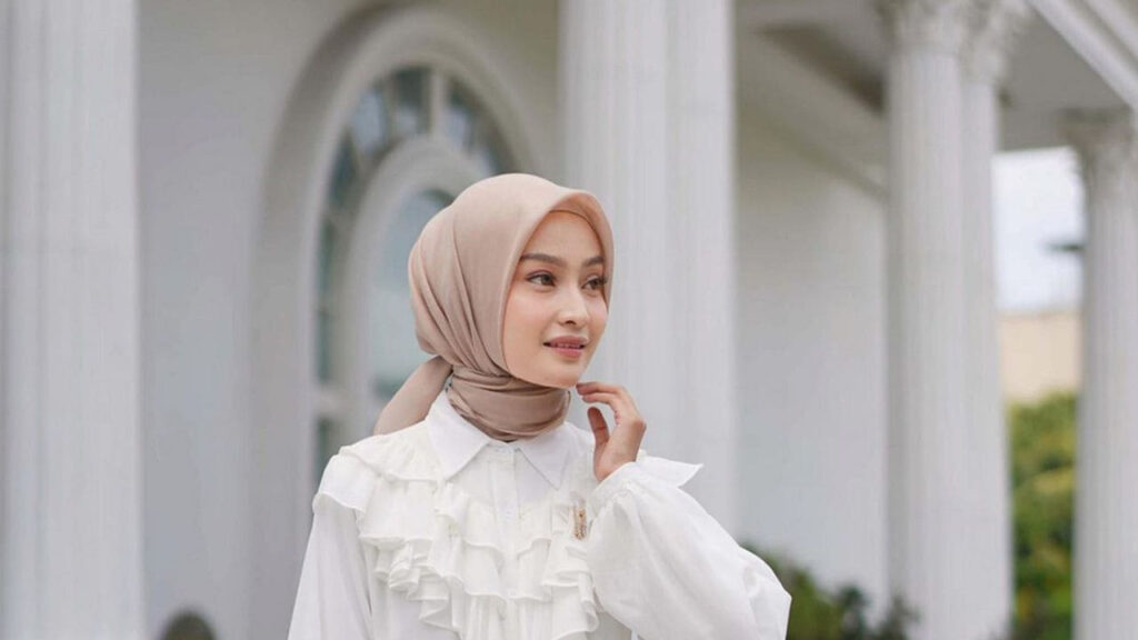 baju putih tudung warna nude