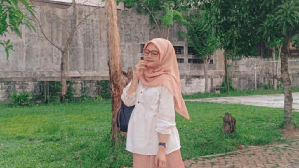 baju putih tudung warna peach